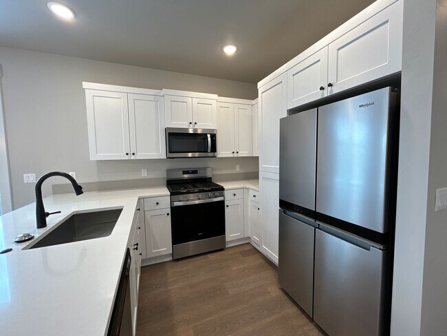 Building Photo - 2 Bedroom in the Luderman Crossing Community - PENDING APPLICATION