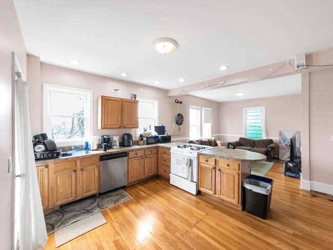 Building Photo - 32 Fisher Ave