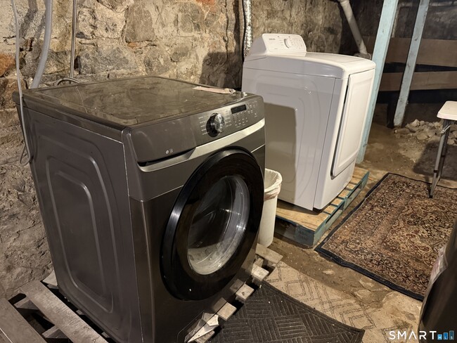 Building Photo - 837 Bank St