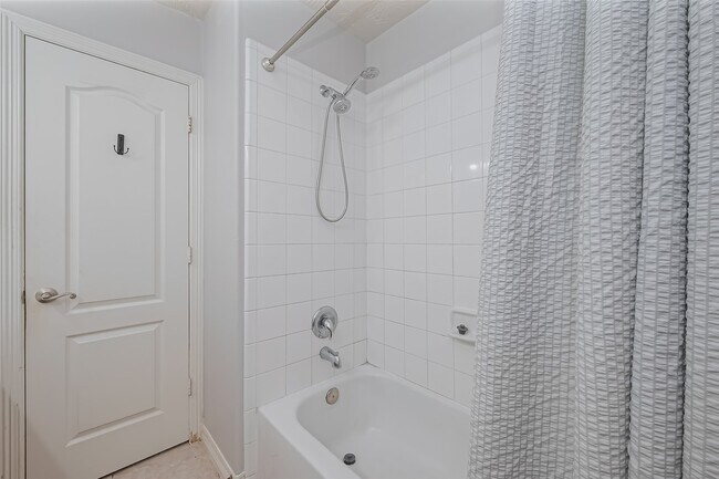 Building Photo - 2202 Highland Crossing Dr