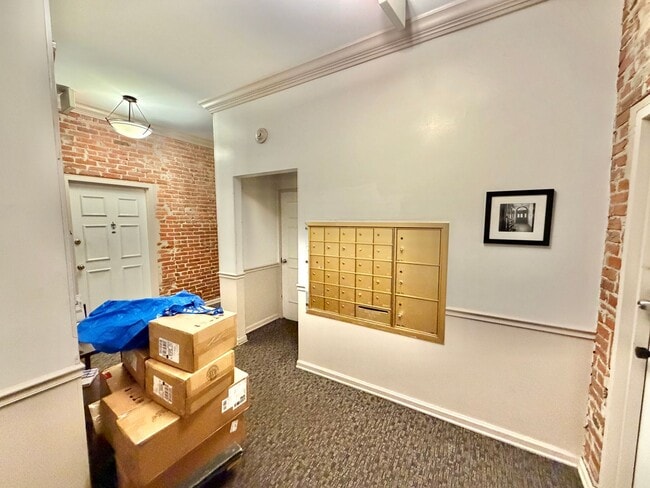 Building Photo - Dupont Prime Location Tree-Lined Corcoran St & 17th 1 bed 1 bath Condo UTILITIES INCLUDED.