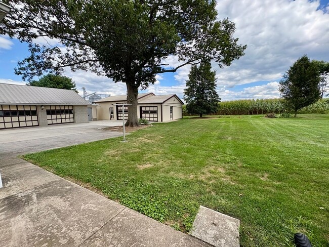 Building Photo - 3 Bedroom 2 Bathroom in Annville w/Huge Ga...