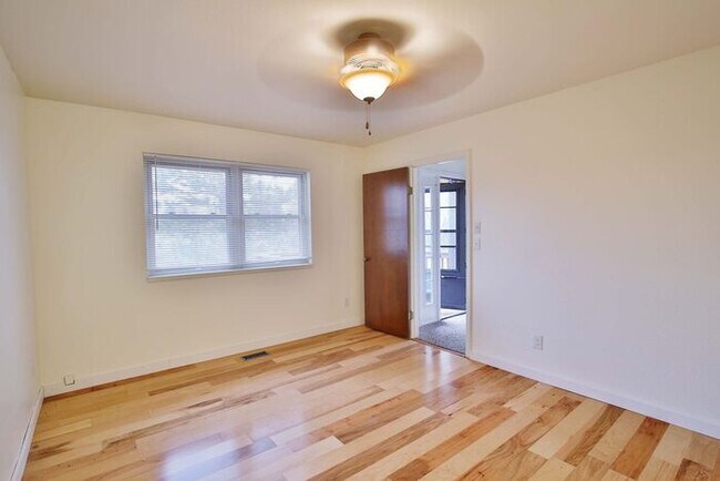 Building Photo - 3 Bedroom, 2.5 Bath Townhome