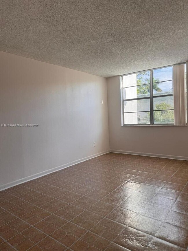 Building Photo - 484 NW 165th St