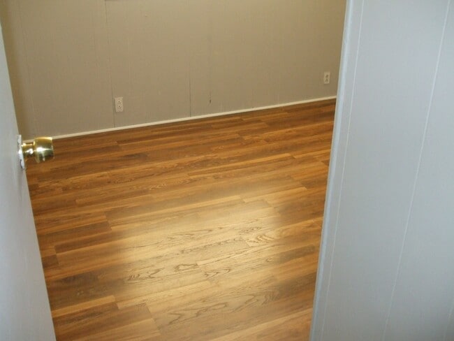 Building Photo - $500 rent credit for approved tenant. 3 bed 2 bath manufactured with new flooring