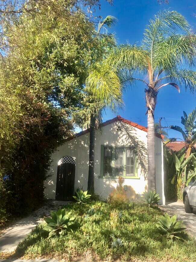 Front of triplex - 6107 Saturn St