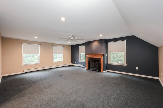 Building Photo - 55 Holbrook Hill Rd