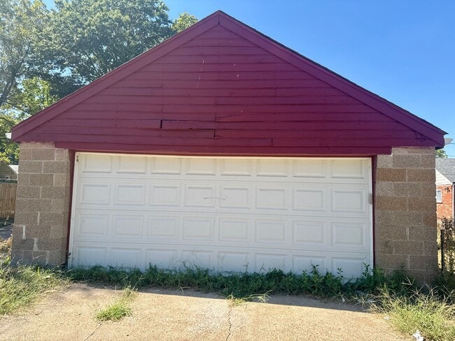 Building Photo - SECTION 8 IS GLADLY ACCEPTED 3 Bed 1.5 Bath With 2 Car Detached Garage