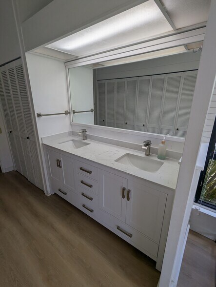 master bathroom - 1030 Aoloa Pl