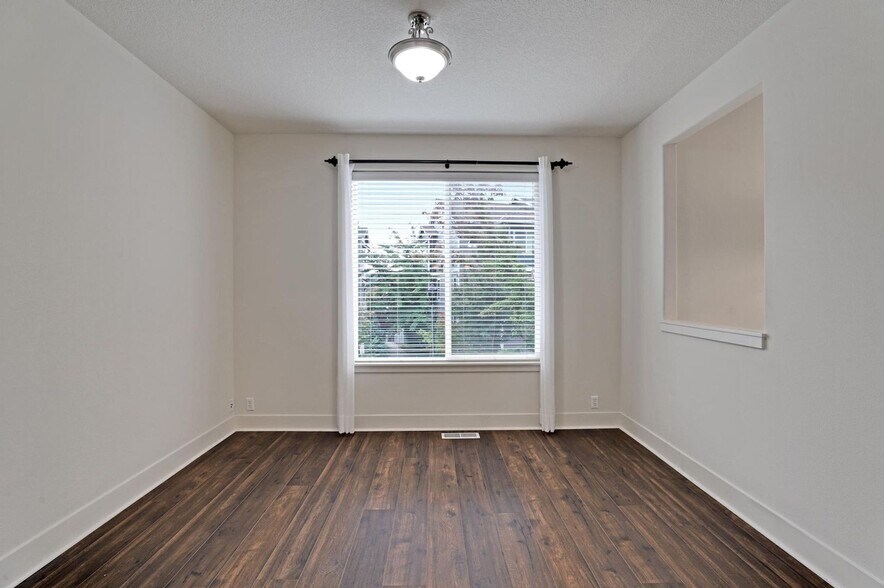 Building Photo - 10533 NE Avery Way