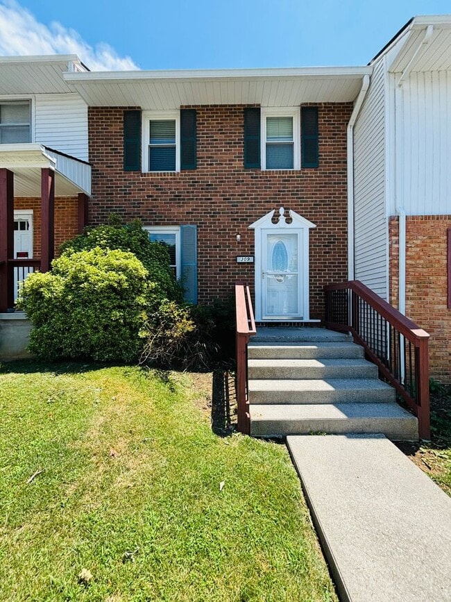 Building Photo - 3 Bedroom 1 full and 2 half bath Townhouse
