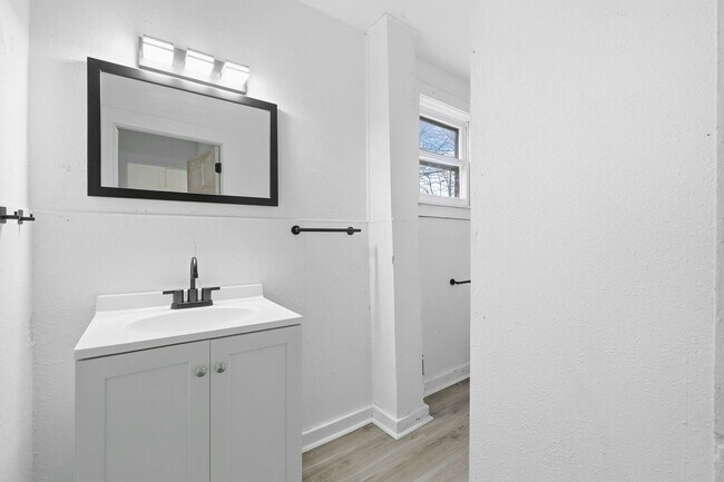 Building Photo - Stylish 2BR with Modern Upgrades