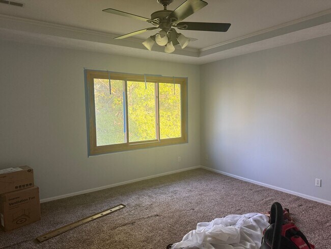 Building Photo - Spacious Papillion home with modern comfor...