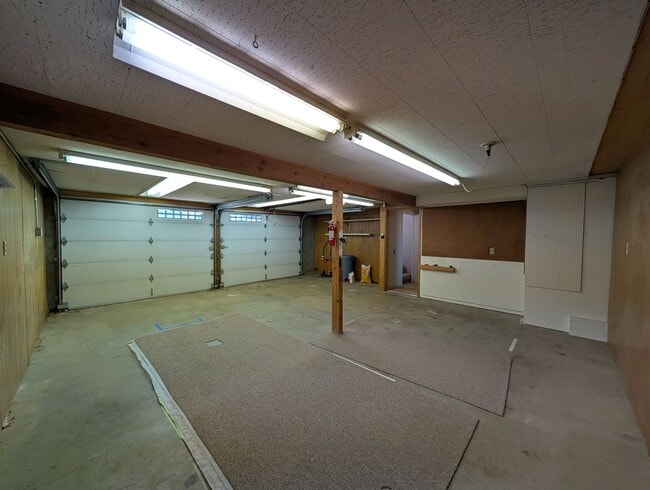 Building Photo - Over Sized 3-Bed, 2.5-Bath SFH w/ 2-Car Garage, & Fenced Backyard!
