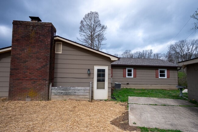 Building Photo - Lovely 3 Bed / 2 Bath in Private Setting--AVAILABLE NOW!!!