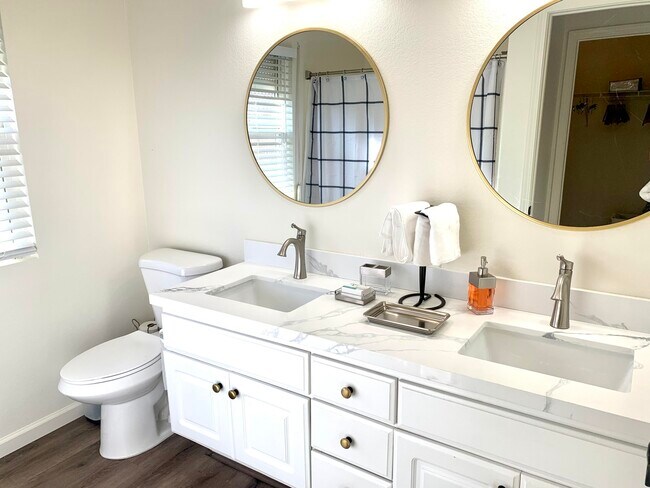 Building Photo - 78780 Birchcrest Cir