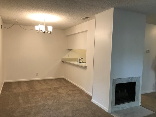 Building Photo - 5420 Roundtree Ct