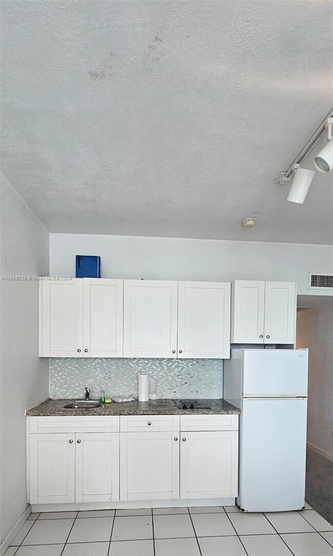 Building Photo - 6345 Collins Ave