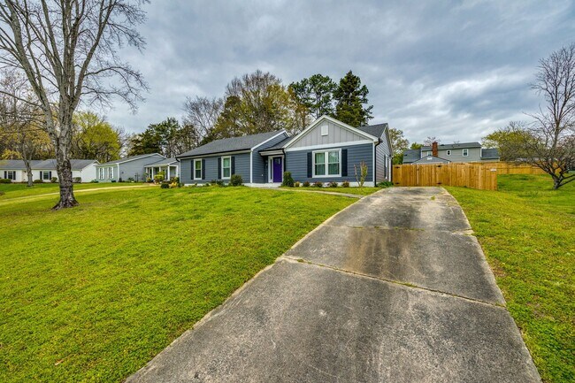 Building Photo - Beautiful 3 bedroom 2 full bath Ranch on a cul-de-sac in Charlotte's Walnut Creek community.