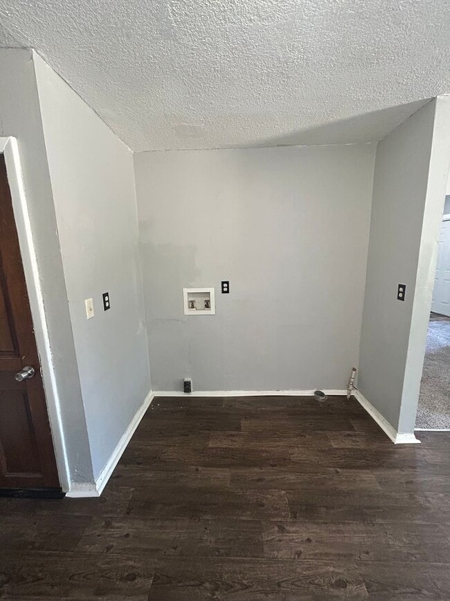 Building Photo - NEW LISTING! 3 BEDROOM HOUSE