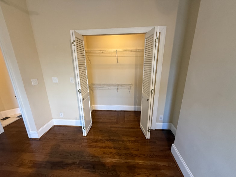 Building Photo - 2621 Cleinview Ave