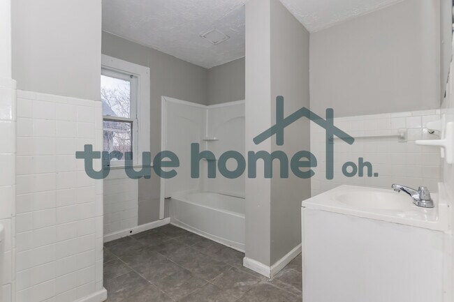 Building Photo - 1249 Everett Dr