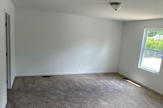 Building Photo - 2682 Valley Dr