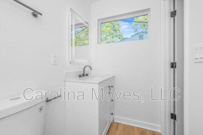 Building Photo - 10 Valley View Dr