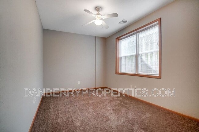 Building Photo - 1131 N Byrne Rd