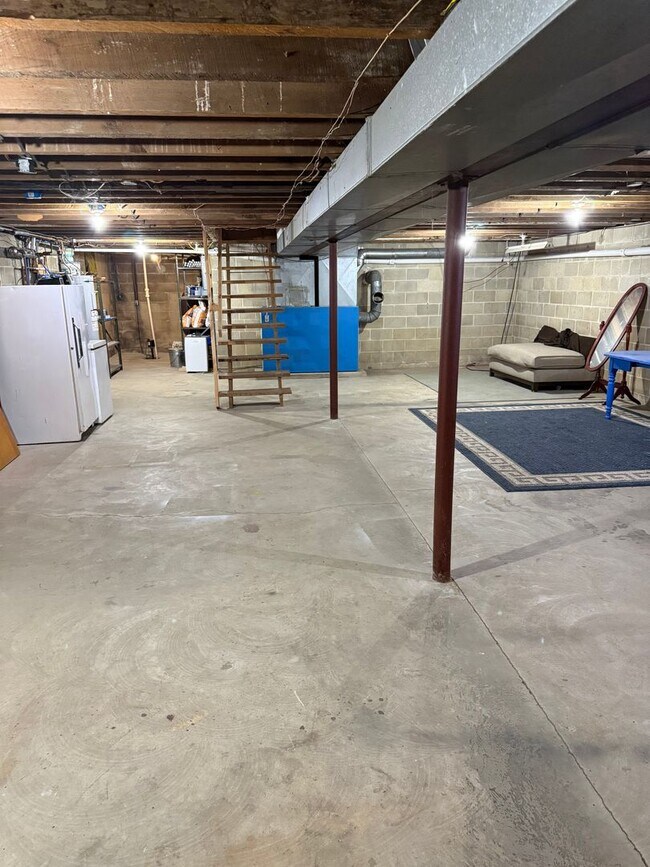 Building Photo - 558 Shippensburg Rd