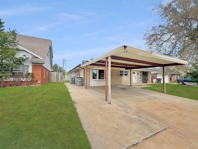 Building Photo - 6707 NW Compass Dr