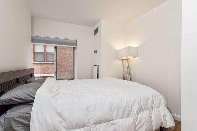 Building Photo - 19 Wiget St