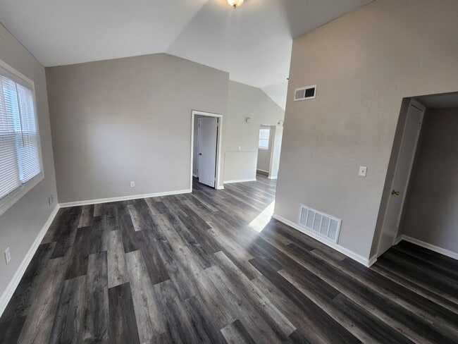 Building Photo - Updated 3 bedroom 1.5 bath home in Valley Station with a garage!