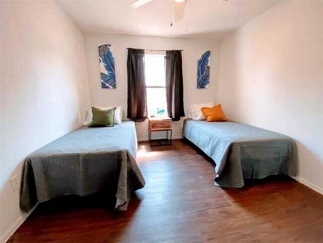 Building Photo - 21822 Tallahassee Ave