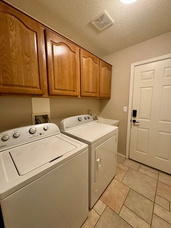 Building Photo - Don't miss this beutiful home with a  pool and mountain views