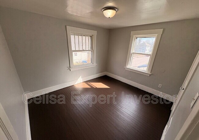 Building Photo - 227 W Darrow Ave