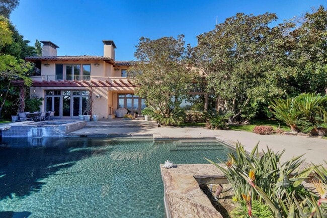 Building Photo - 6717 La Jolla Scenic S Dr