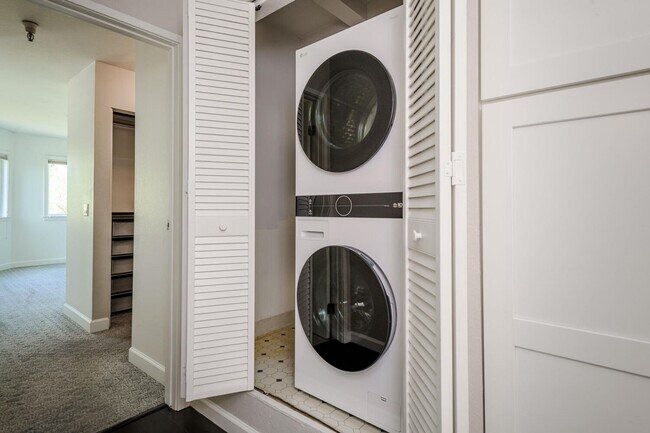 Building Photo - EPIC REA:End-Unit & Top 2 Floor (Penthouse...