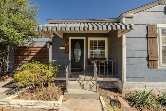 Building Photo - 3121 Sherwood Ln