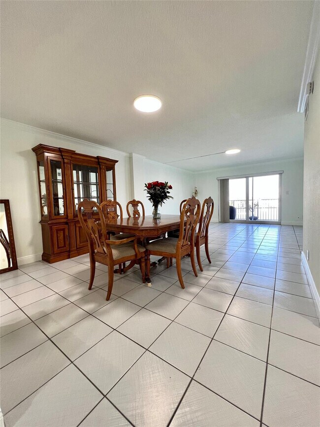 Building Photo - 400 Golden Isles Dr