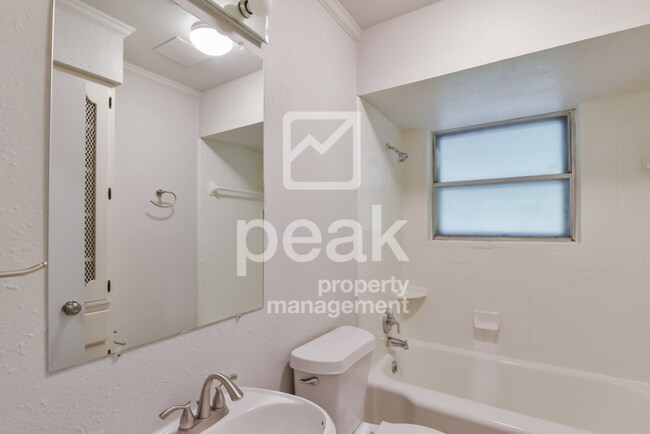 Building Photo - $1725! 3Bed home! Apply by 11/5 and save 5...