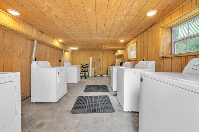 Building Photo - 905 Buena Vista Dr