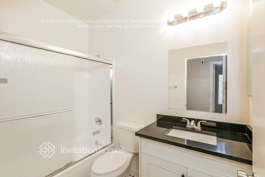 Building Photo - 1002 W Chicago Ct