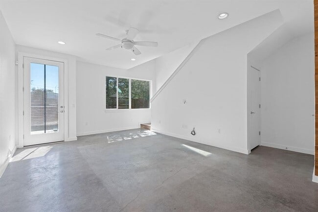 Building Photo - 801 N Bluff Dr