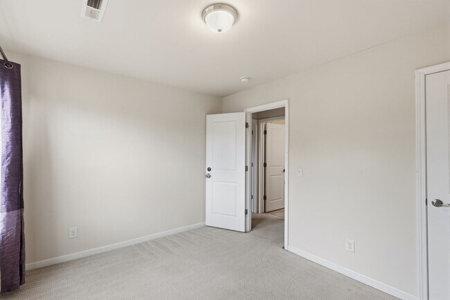 Building Photo - 1502 Sharon Rd W