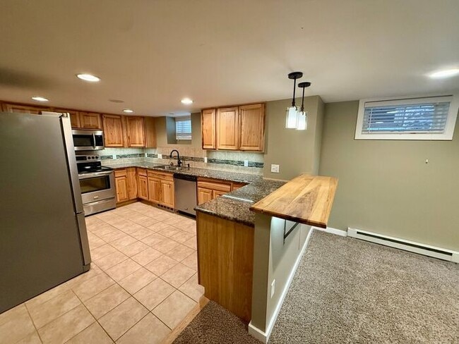 Building Photo - ***MOVE IN SPECIAL*** 2 WEEKS FREE Beautifully Remodeled 1 Bedroom / 1 Bath Unit in the Heart of ...