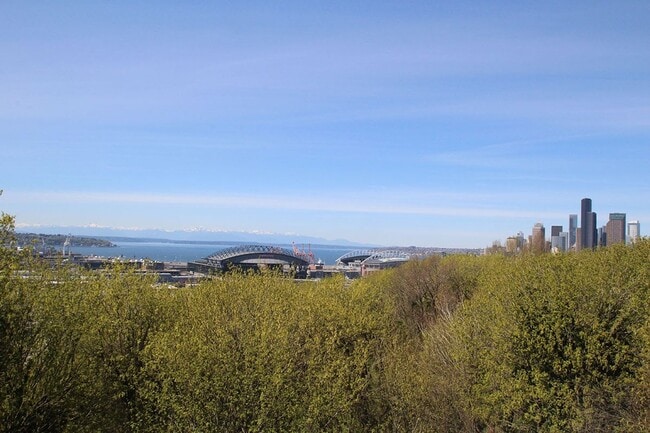 Building Photo - CHARMING 3 BEDROOM TUDOR REVIVAL APARTMENT W/ PUGET SOUND VIEWS