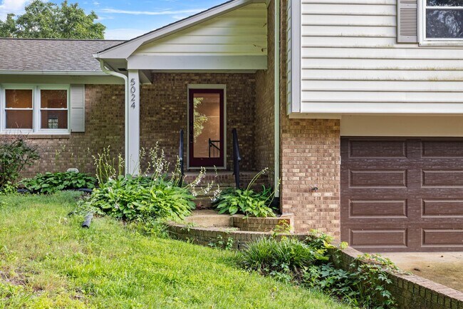 Building Photo - Spacious 4-Bedroom Home with Fenced Yard in Hampton Woods