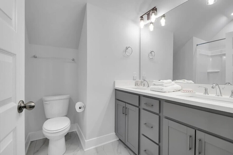 Full Size Bathroom Upstairs - 2755 Tyler St