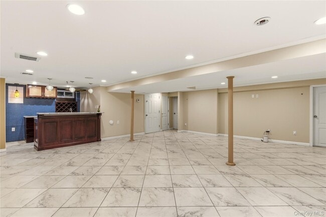 Building Photo - 24 Green Dr